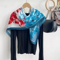 Détail du grand foulard en soie à fleurs sur cintre montrant l'imprimé floral rouge et bleu - 90x90cm / Bleu