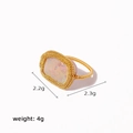 Anello artigianale dorato con perla barocca rosa su sfondo bianco pulito - US 5 / Bordo a Catena Piatta Quadrata / Rosa Viola