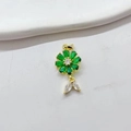 Exquisito colgante de flor de oro con cristales de circón verdes y blancos en blanco - Oro Circonita Verde