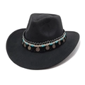 Dettaglio di cappello cowboy con perline etniche, catene argentate e ciondoli in metallo - Nero