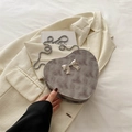 Bolso bandolera gris con forma de corazón, lazo plateado y cadena metálica - Gris Relieve de Corazón / Morado