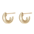 Detalle de pendientes dorados semicirculares con textura metálica radial - Geométrico Dorado