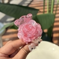 Detail einer Haarklammer aus Acetat mit rosa Marmormuster in Blütenform im Freien - Ca. 4,5 cm / Puderrosa - Transparent Floral