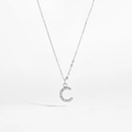 Dettaglio del ciondolo lettera C in argento S925 con pavé di zirconi cubici luccicanti - Argento 925 / Lettera C