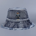 Detail der Bärenstickerei auf einem marineblauen Anglerhut aus verwaschenem Denim-Stoff - M (56-58cm) / Dunkelblau