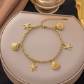 Detailansicht der goldenen Titanstahl-Fußkette mit Seestern- und Muschelanhängern - Seestern Muschel Mehrere Anhänger Stil (B58)