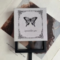 Caja joyero plateada con purpurina y mariposa con marco de exhibición flotante de PE negro - Plata Brillante Mariposa/Interior 9x9x2cm