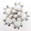 Set van zilveren schildpadbedels met witte hartvormige stenen op een witte achtergrond - 5-delige set / Bergkristal