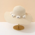 Gros plan d'un chapeau de paille beige avec fleurs blanches et un détail de nœud fin - Adulte 55-58cm / Yeux Beige