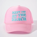 Cappellino trucker rosa con ricamo blu e dettaglio corda su sfondo grigio chiaro - Rosa con logo blu