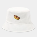 Primer plano del bordado de perro caliente en un sombrero de pescador de algodón blanco - M (56-58cm) / Blanco