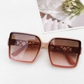 Gafas de sol oversize en color beige con lentes degradadas y patillas caladas elegantes - Rosa Anaranjado