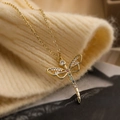 Collana a libellula placcata oro 18K con cristalli e pietre preziose colorate su un maglione - Libellula Dorata Multicolore