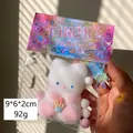 Weiß-rosa Katzen-Quetschspielzeug mit Cupcake, Größe 9x6x2cm und Gewicht 92g - Eiscreme-Kätzchen