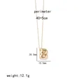 Detail van gouden letter B hanger met afmetingen 20,3x15,5mm en fijne ketting - Letter B