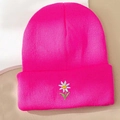 Nahaufnahme der pinkfarbenen Strickmütze mit kleiner Gänseblümchen-Stickerei am Umschlag - Einheitsgröße / Rosarot