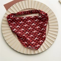 Fascia per capelli scozzese rossa e nera natalizia con renne bianche su piatto ceramico - Fascia Triangolare in Raso a Quadri Rossi e Neri Con Cervo Bianco