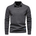 Gros plan sur la maille gris foncé et les détails du zip sur le col montant du pull homme - Gris clair