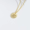 Collana con ciondolo a moneta d'oro vintage con delicato rilievo a fiori a quattro petali - Stile Quadrifoglio