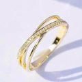 Makroaufnahme von überkreuztem Modering mit goldener Zirkonia-Mikropflasterung und Silberband - US 5 / Gold