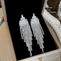 Orecchini pendenti a nappa d'argento con strass scintillanti su astuccio di velluto - Lunga Frangia Geometrica in Strass Argento (E0248)