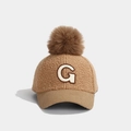 Dettaglio del grande pompon di pelliccia e del ricamo della lettera G su cappuccio marrone - 52cm 3-6 Anni / Lettera G-Caffè
