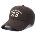 Dunkelbraune Baumwoll-Baseballkappe mit weißem Stickerei-Schriftzug Est. Number 23 - Verstellbar / Grau