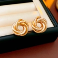 Detailweergave van gepolijste gouden knoopoorbellen in een premium fluwelen juwelendoos - Zilveren Pin-Goud Rond