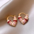 Vue macro de boucles d'oreilles cœur en émail à rayures rouges et blanches sur soie - 42# Boucle-Or-Violet-Plaqué Or Véritable