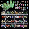 Nahaufnahme der 24er-Box mit bunten Nagelkunst-Strasssteinen und Anhängern - Gemischter Stil 02 - Bunte Strass-Perlen-Kombination