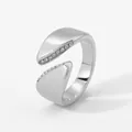 Minimalistischer offener Ring mit asymmetrischen Tropfenenden und Zirkonia-Inlay - Schräger Stil (PD802) / Silber