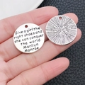 Antik-silberner Motivanhänger mit Marilyn Monroe Zitat auf dem Finger gehalten - Antiksilber Giveagirl Buchstabenanhänger (8317)