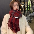 Écharpe classique à carreaux rouges avec franges portée par un mannequin en hiver - Rouge