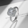 Eleganter silberner Halo-Ring mit quadratischem Zirkonia-Hauptstein und Pavé-Besatz - Einstellbar Offen / Weißgold vergoldetes Kupfer