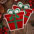 Sacchetto regalo di Natale rosso e verde con fiocco su sfondo di legno rustico - Regalo di Natale