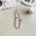 Dettaglio del cinturino da polso con perline fatte a mano, cuori e perle bianche - Orso Rosa e Blu