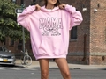 Felpa con cappuccio rosa Mama Est 2025 stile Coquette indossata da modella in strada - S / Rosa