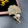 Broche fleur rétro en cristal avec perles blanches et strass étincelants dorés - BZ094 Œillet Entièrement Sertie