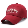 Berretto vintage rosso scuro con ricamo Brooklyn 1947 e dettagli effetto consumato - Regolabile / Rosso