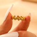 Anillo de acero de titanio chapado en oro 18K con diseño único de eslabones pulidos - Oro de 18k Rayas Entrelazadas