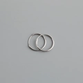 Detalle de pendientes de aro de plata de ley S925 pulida con mecanismo de cierre fino - 14mm / Oro Blanco