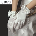 Guanti da sposa bianchi in raso con eleganti fiocchi e ciondoli di perle in primo piano - Corto Raso Bianco Fiocco Perla (ST070)