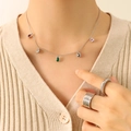 Collana a sfere d'argento con gemme a goccia e anelli a strati su modella - Color Acciaio