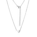Détail macro du pendentif coeur argenté avec lettre I gravée et chaîne réglable - Lettre I / Acier