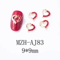 Détail macro de breloques à ongles coeur rouge évidé avec base en alliage doré chic - Cœur Creux Exquis (AJ83)