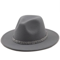 Détail d'un chapeau en feutre gris avec une bande décorative à paillettes argentées - Gris clair