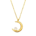 Minimalistische 18K vergulde maanketting met zirkonia op een witte achtergrond - Goud