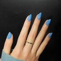 Anillo de oro nido de abeja con circonitas en una mano con uñas azules brillantes - Tipo con Pegamento de Gelatina / Azul Brillante (LHSD-20)