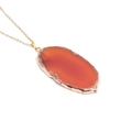 Collier avec pendentif tranche d'agate orange naturelle et bords dorés sur chaîne en acier - Agate rouge orangé (Chaîne en or)