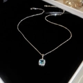 Primer plano de collar plateado con colgante de gema azul cuadrada en estuche de joyas - Collar - Plata - Azul